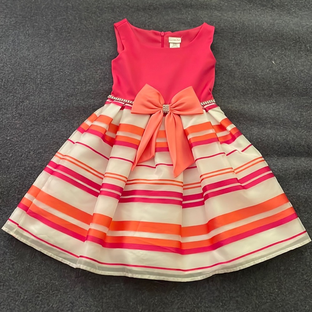 Spring time dress. Girls Size: 6. Worn a couple times.
